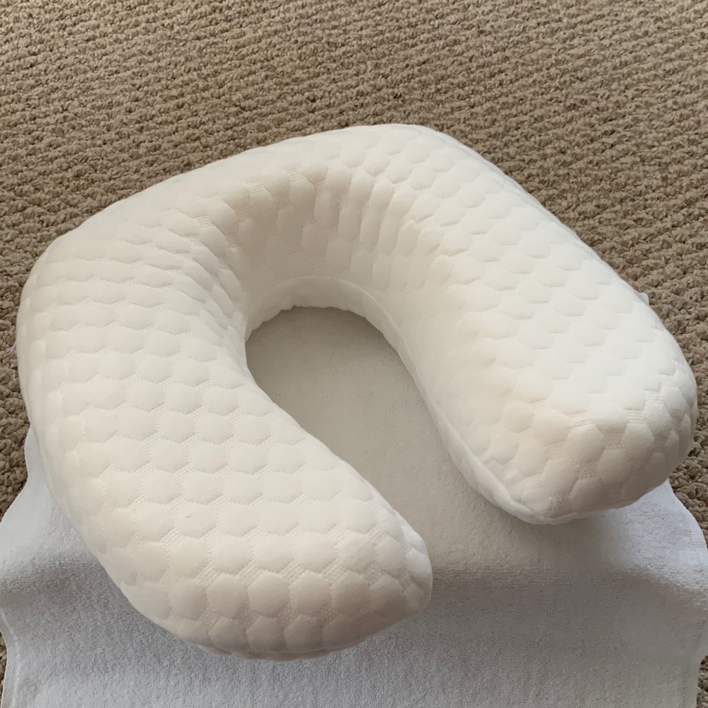 White Memory Foam U-Shaped Neck Pillow - Supportive Travel & Home Comfort